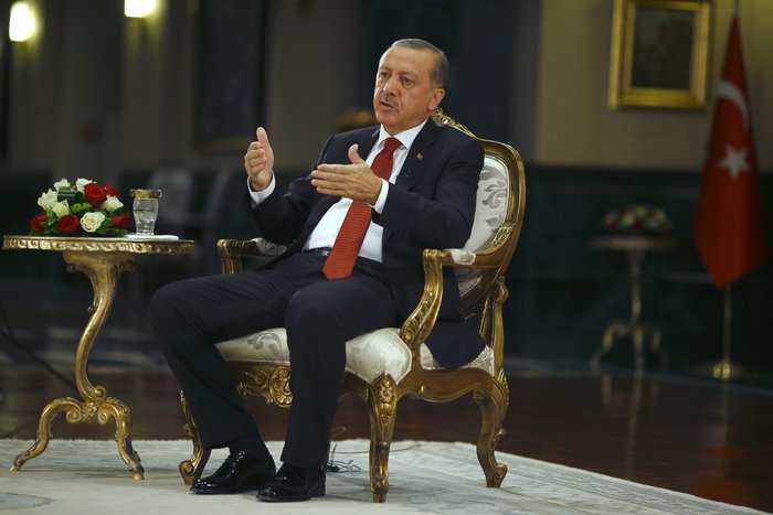 «Φοβάται» νέο πραξικόπημα και συνέλαβε 10.000