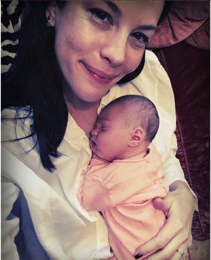 Μαμά η Liv Tyler: Και το όνομα αυτής...