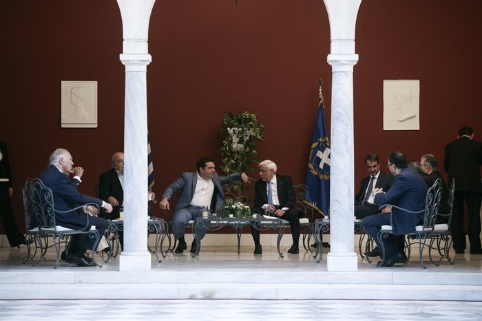 Τα «πηγαδάκια» στο Προεδρικό & οι συζητήσεις στο «κιόσκι»
