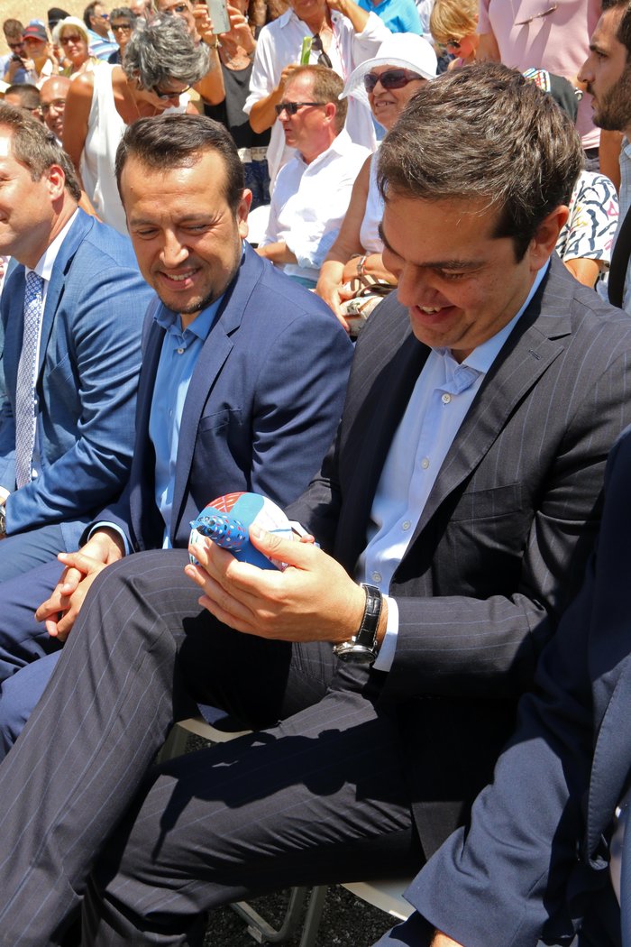 Το δώρο που έκαναν οι Παριανοί στον Τσίπρα - εικόνα 2