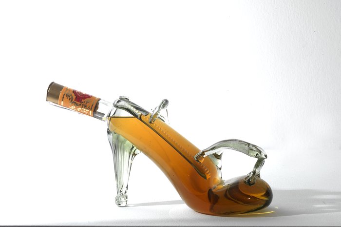 Αφηγήσεις από τη συλλογή με τα κιτς αντικείμενα του Γιάννη Μπουτάρη - εικόνα 2