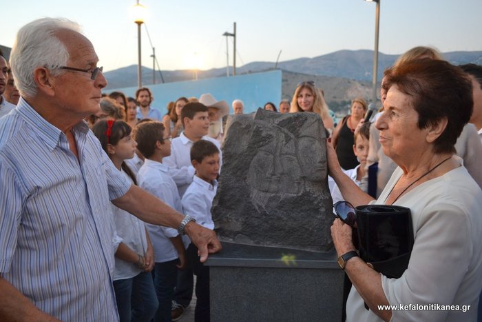 Ο αεδρφός του Γερ. Σκλάβου, Παύλος, και η αδερφή του, Ελένη με το έργο του «4 προφίλ» που τοποθετήθηκε στο λιμάνι.