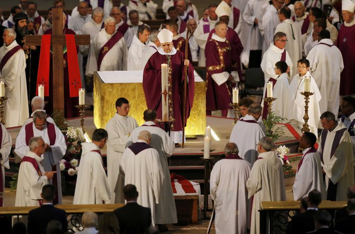 Με πάνοπλους φρουρούς η κηδεία του ιερέα στη Νορμανδία - εικόνα 2