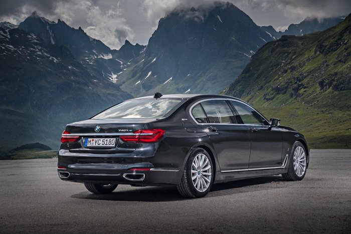 BMW: Η longbase 7άρα αποκτά υβριδική άνεση και επιδόσεις που ηλεκτρίζουν
