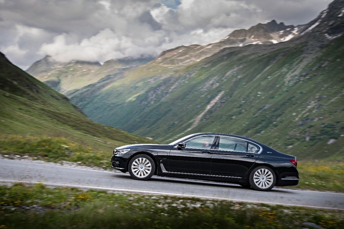 BMW: Η longbase 7άρα αποκτά υβριδική άνεση και επιδόσεις που ηλεκτρίζουν - εικόνα 2