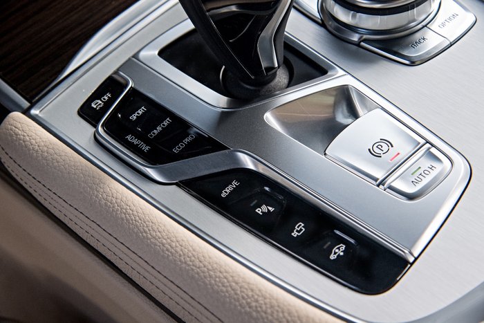 BMW: Η longbase 7άρα αποκτά υβριδική άνεση και επιδόσεις που ηλεκτρίζουν - εικόνα 6