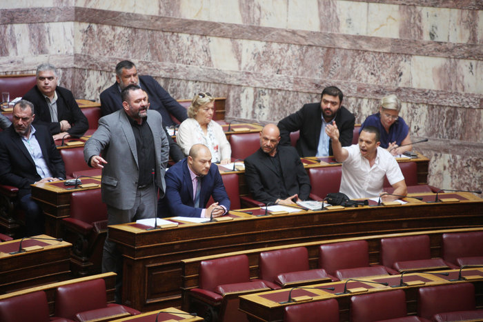 Τραμπουκισμοί χρυσαυγιτών κατά μουσουλμάνου βουλευτή για το τέμενος - εικόνα 2