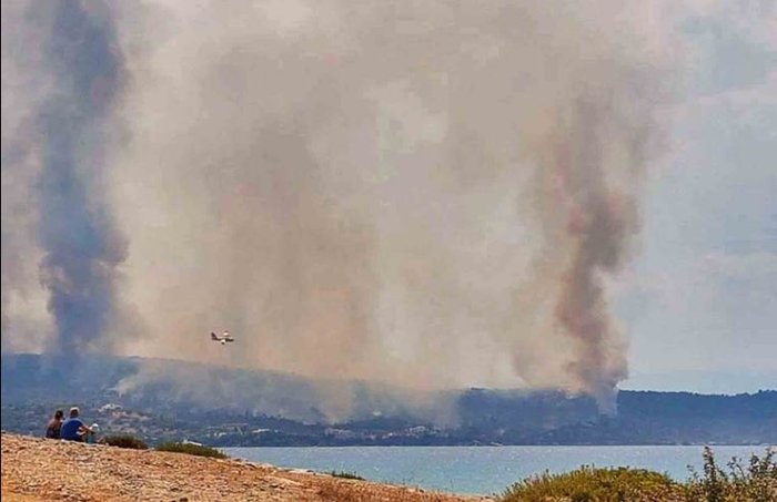 Μαίνεται η μεγάλη πυρκαγιά ανάμεσα σε Κρανίδι και Πόρτο Χέλι