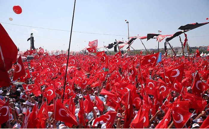 Πλήθος κόσμου συμμετέχει στη συγκέντρωση στο νότιο μέρος της Κωνσταντινούπολης