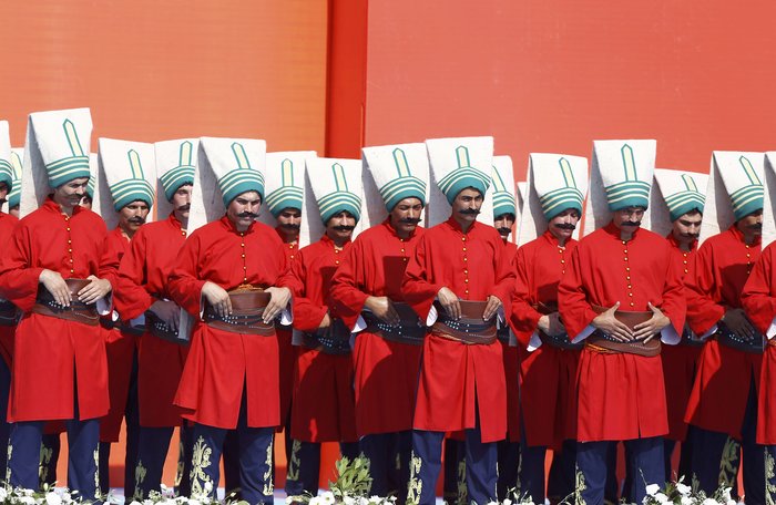 Διαδηλωτές φορούν παραδοσιακές οθωμανικές στρατιωτικές στολές