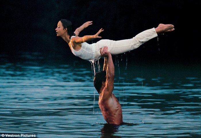 Ελληνίδα παρουσιάστρια ποζάρει αλά Dirty Dancing με φόντο τα Κουφονήσια - εικόνα 2