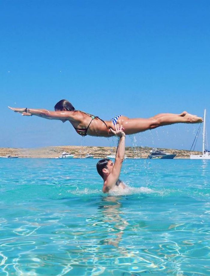 Ελληνίδα παρουσιάστρια ποζάρει αλά Dirty Dancing με φόντο τα Κουφονήσια
