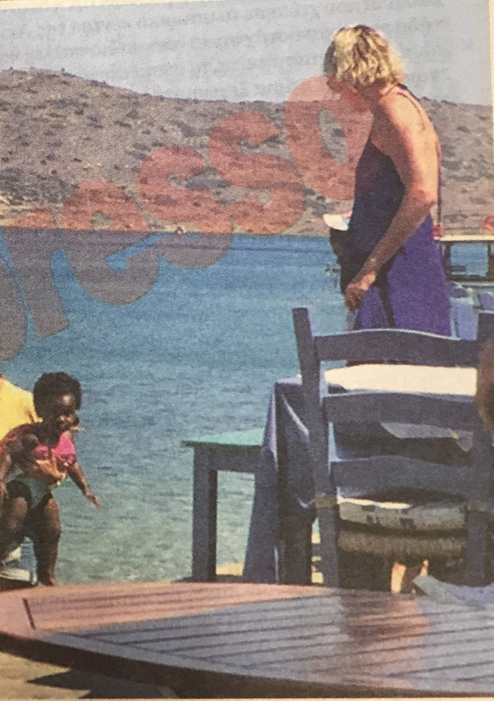 Οι πρώτες φωτογραφίες της Σαρλίζ Θερόν από τις διακοπές της στην Κρήτη - εικόνα 4