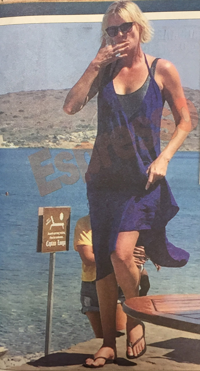Οι πρώτες φωτογραφίες της Σαρλίζ Θερόν από τις διακοπές της στην Κρήτη - εικόνα 5