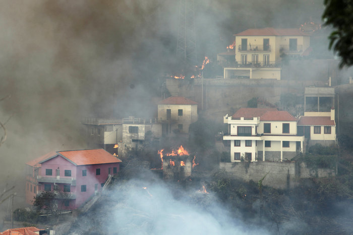 Ανεξέλεγκτη για τρίτη μέρα η φωτιά στη Μαδέρα νεκροί και τραυματίες