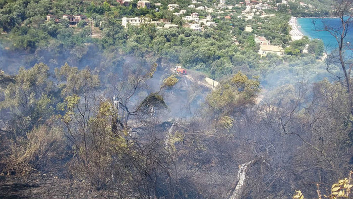Στις φλόγες η Κέρκυρα, φωτιά και στο Γύθειο
