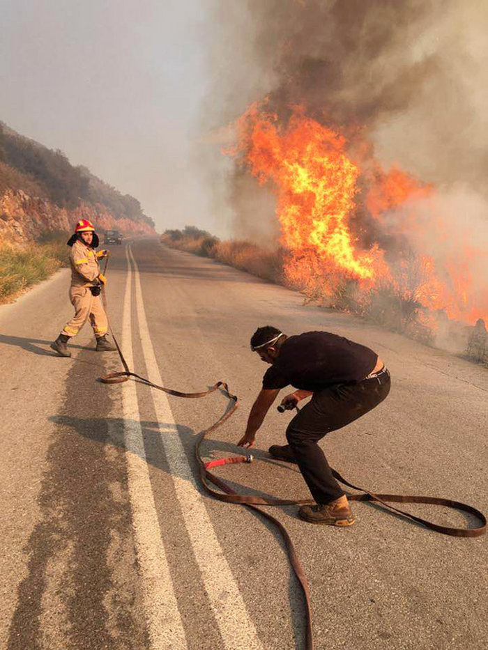 Φωτιά στην περιοχή Πόρτο Λάφια της Καρύστου δείτε video