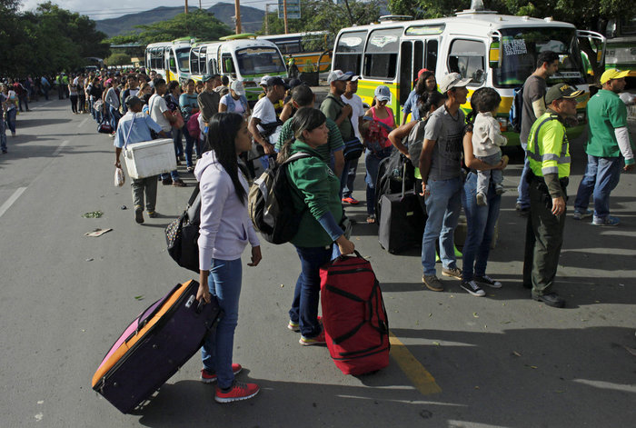 Πέρασαν τα σύνορα με την Κολομβία για να πάρουν τρόφιμα και φάρμακα - εικόνα 4