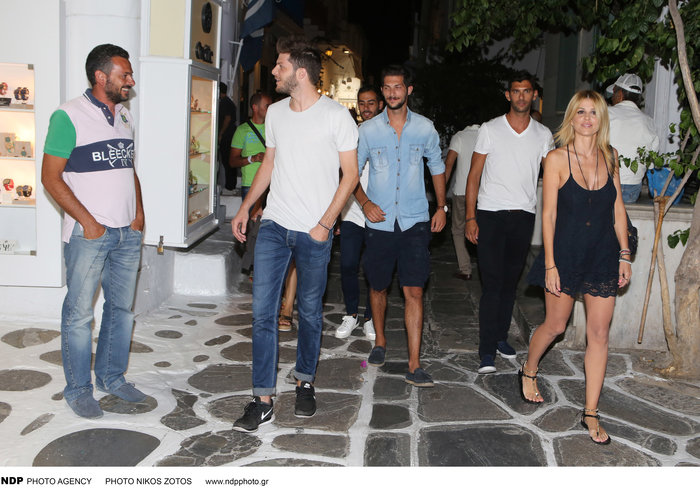 Η Ελενα Ράπτη με σούπερ μίνι φόρεμα στα σοκάκια της Μυκόνου - εικόνα 2