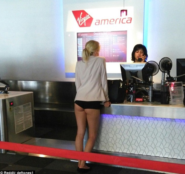 Check-in στo γκισέ μόνο με το...εσώρουχό της