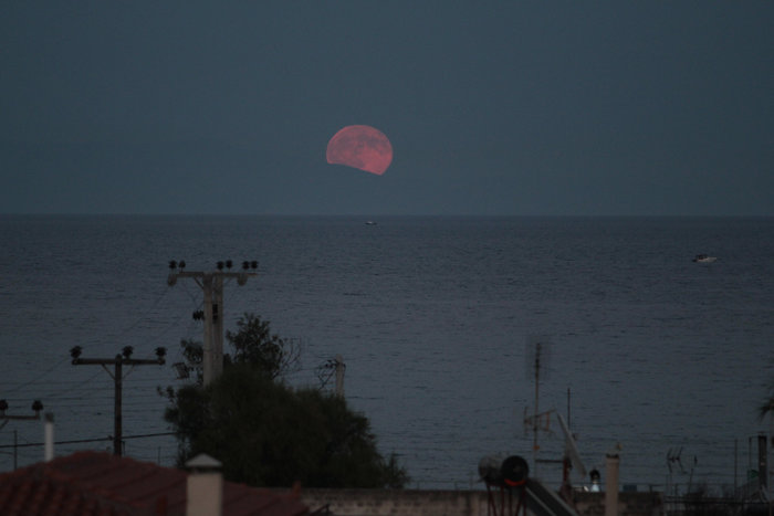Μάγεψε η Αυγουστιάτικη πανσέληνος