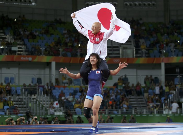 Γιόρτασε το χρυσό με κεφαλοκλείδωμα στον προπονητή της [Βίντεο] - εικόνα 2