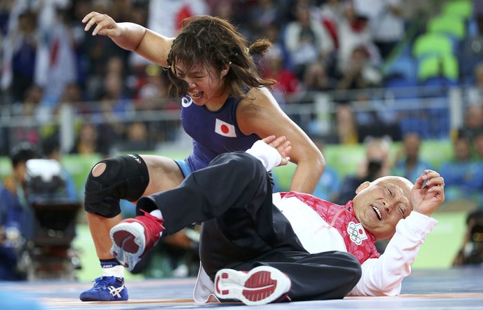 Γιόρτασε το χρυσό με κεφαλοκλείδωμα στον προπονητή της [Βίντεο] - εικόνα 3