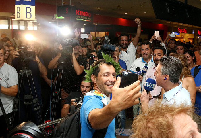 Έφτασαν στην Αθήνα οι χάλκινοι ολυμπιονίκες της ιστιοπλοΐας - εικόνα 2