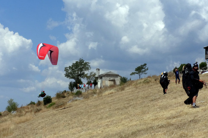 Ένα μοναδικό θέαμα πάνω από την χαράδρα του Αώου με αλεξίπτωτα πλαγιάς - εικόνα 3