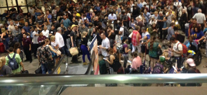 Πανικός στο αεροδρόμιο του L.A από άνδρα ντυμένο «Ζορό» - εικόνα 2