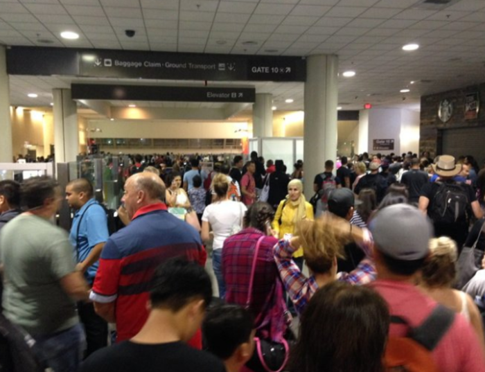 Πανικός στο αεροδρόμιο του L.A από άνδρα ντυμένο «Ζορό» - εικόνα 3