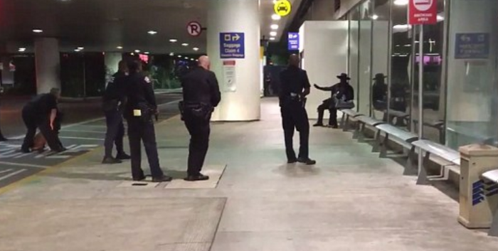 Πανικός στο αεροδρόμιο του L.A από άνδρα ντυμένο «Ζορό»