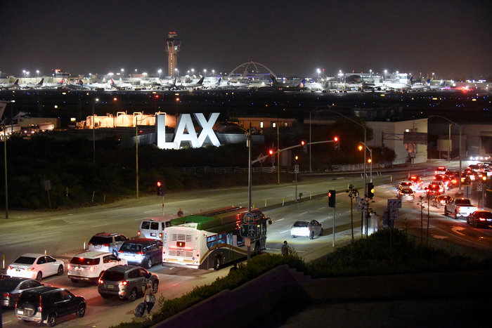 Πανικός στο αεροδρόμιο του L.A από άνδρα ντυμένο «Ζορό» - εικόνα 5