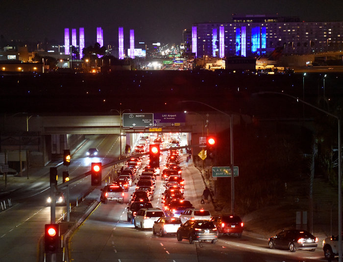 Πανικός στο αεροδρόμιο του L.A από άνδρα ντυμένο «Ζορό» - εικόνα 6