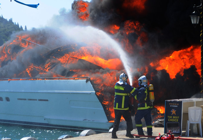Έγιναν στάχτη και βούλιαξαν δύο κότερα στην Λευκάδα