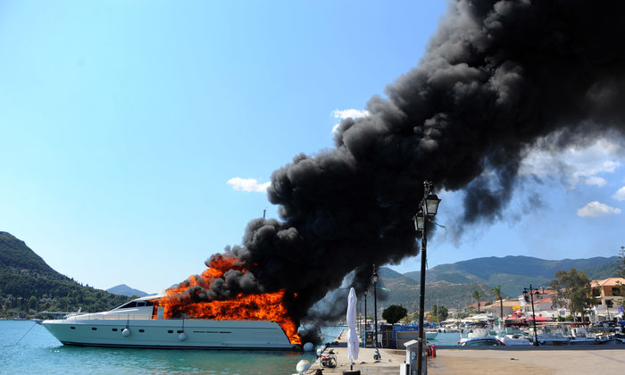 Έγιναν στάχτη και βούλιαξαν δύο κότερα στην Λευκάδα - εικόνα 2