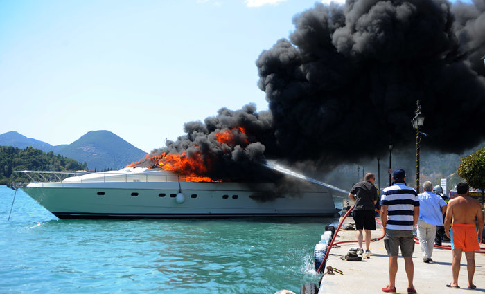 Έγιναν στάχτη και βούλιαξαν δύο κότερα στην Λευκάδα - εικόνα 3
