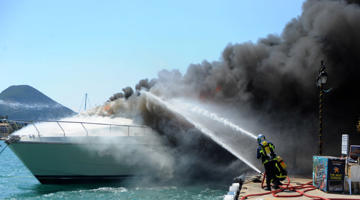 Έγιναν στάχτη και βούλιαξαν δύο κότερα στην Λευκάδα - εικόνα 4