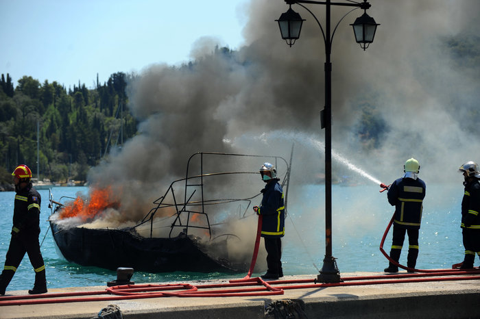 Έγιναν στάχτη και βούλιαξαν δύο κότερα στην Λευκάδα - εικόνα 6