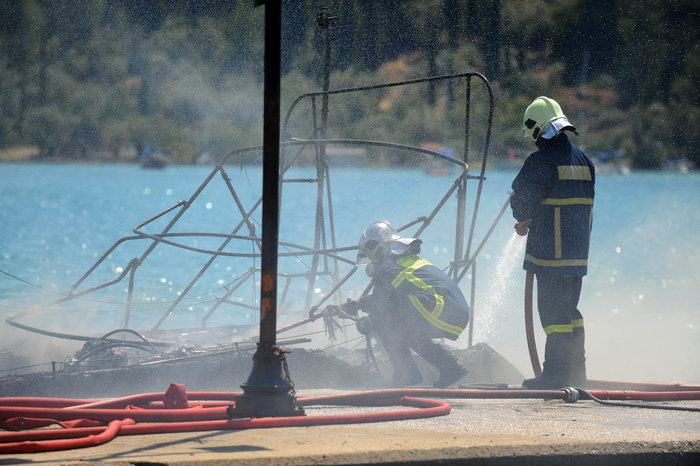 Έγιναν στάχτη και βούλιαξαν δύο κότερα στην Λευκάδα - εικόνα 8