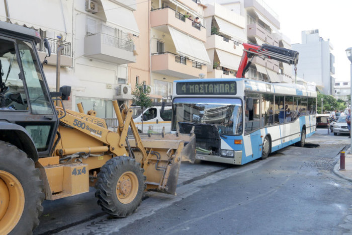 Ανοιξε ο δρόμος και κατάπιε λεωφορείο στην Κρήτη!- ΦΩΤΟ - εικόνα 5