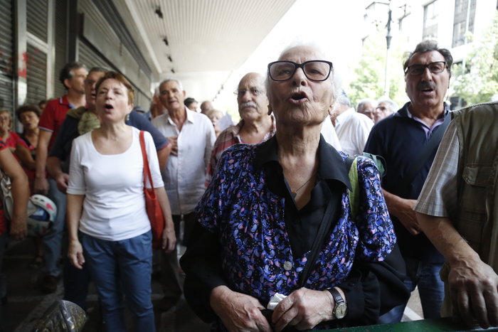 Διαμαρτυρία για το "τσεκούρι" στις επικουρικές συντάξεις - εικόνα 4