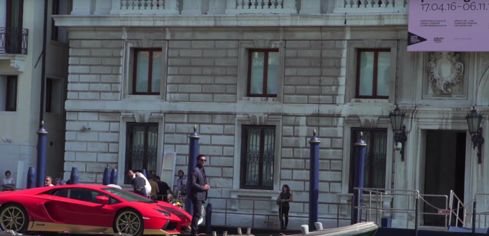 Πόσο πιο ρομαντικό; Με μία Lamborghini στα κανάλια της Βενετίας