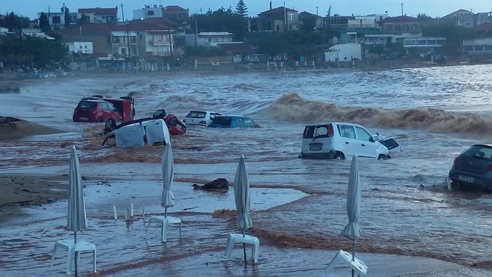 Η θεομηνία χτύπησε την Ελλάδα: Σοκαριστικές εικόνες