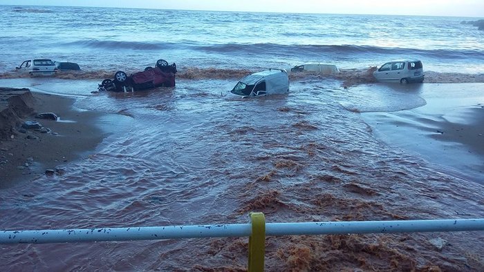 Η θεομηνία χτύπησε την Ελλάδα: Σοκαριστικές εικόνες - εικόνα 3