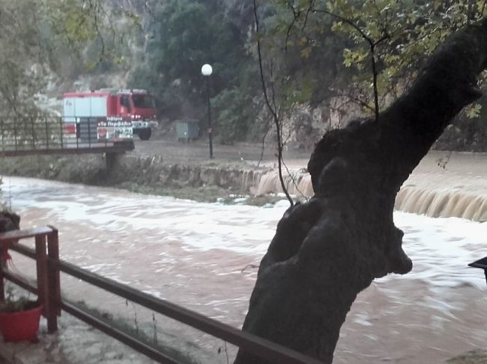 Η θεομηνία χτύπησε την Ελλάδα: Σοκαριστικές εικόνες - εικόνα 7
