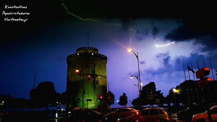 Η στιγμή που αστραπή χτυπά τον Λευκό Πύργο