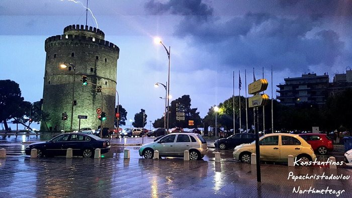 Η στιγμή που αστραπή χτυπά τον Λευκό Πύργο - εικόνα 2