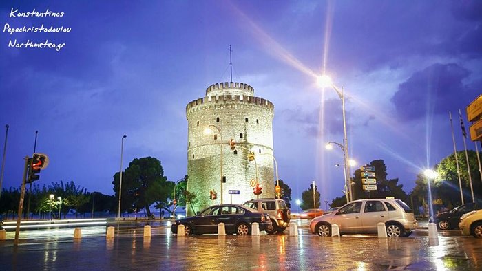 Η στιγμή που αστραπή χτυπά τον Λευκό Πύργο - εικόνα 3