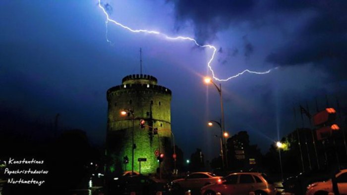 Η στιγμή που αστραπή χτυπά τον Λευκό Πύργο - εικόνα 4